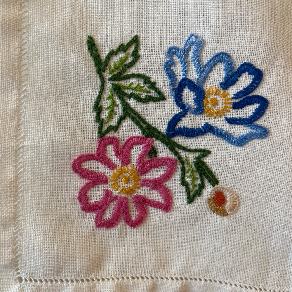 Embroidered floral linen square - Picture 4 of 10